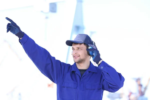 Männliche Arbeiter mit Kopfhörern im Freien. Gehörschutzausrüstung — Stockfoto