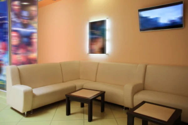 舒适的沙发在现代室内的电影院休息室 — 图库照片