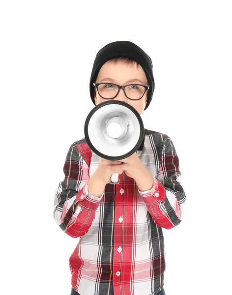 Симпатичный маленький мальчик с мегафоном на белом фоне — стоковое фото