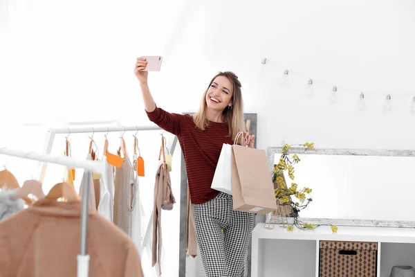 Junge schöne Frau macht Selfie beim Einkaufen im Geschäft — Stockfoto