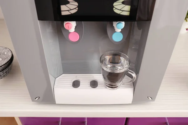 Refroidisseur d'eau de bureau avec tasse en verre, gros plan — Photo