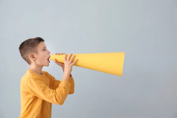 Grappig jongetje met papier megafoon op kleur achtergrond — Stockfoto