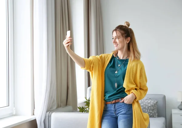 Sarı hırka selfie kapalı alarak genç kadın — Stok fotoğraf