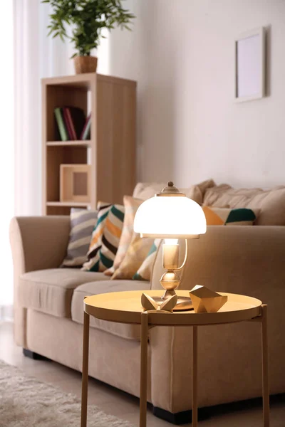 エレガントなランプ テーブル 快適なソファーとリビング ルームのインテリア — ストック写真