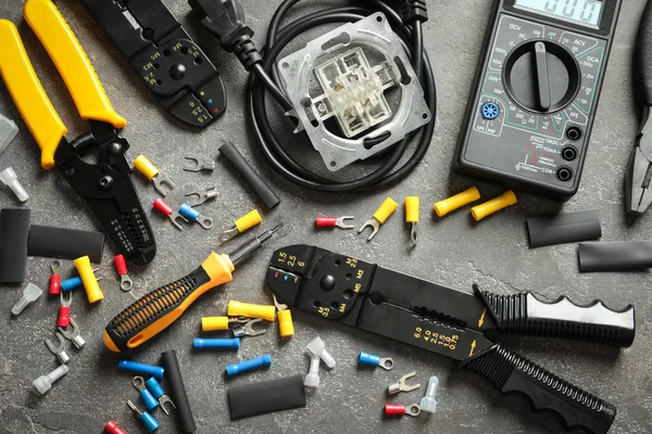 Diversi strumenti elettrici su sfondo grigio — Foto Stock