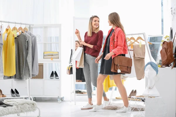 Unga vackra kvinnor shopping i butik — Stockfoto