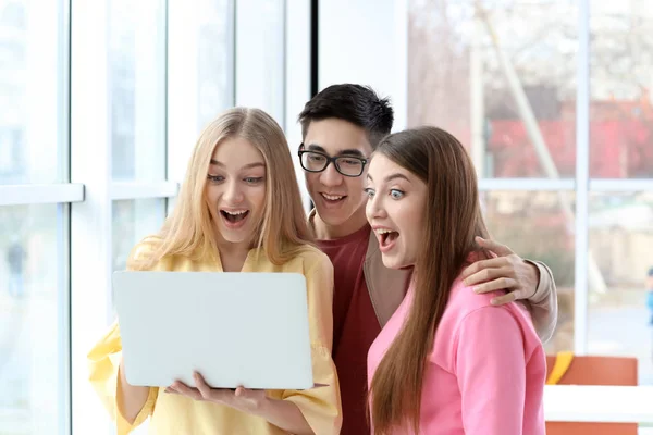 Aufgeregte Schüler, die ihre exzellenten Noten für Prüfungen in Innenräumen herausfinden — Stockfoto