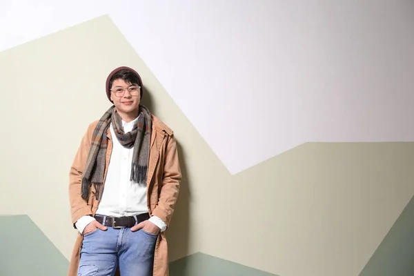 Portret van knappe hipster in stijlvolle outfit op kleur achtergrond — Stockfoto