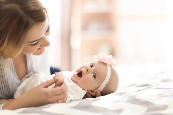 Ung Mamma Och Hennes Barn Sängen Hemma — Stockfoto