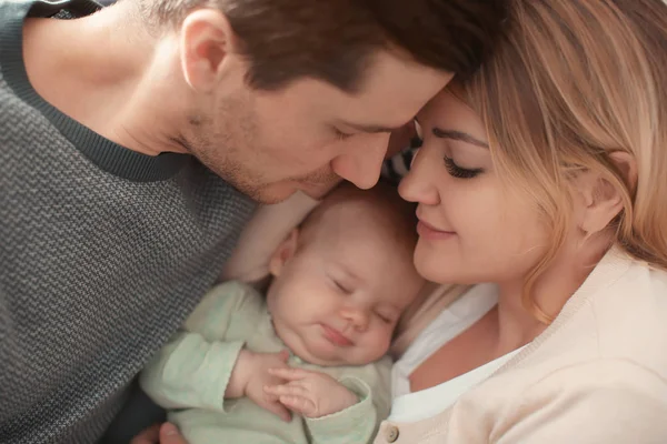 Retrato Padres Jóvenes Con Bebé Dormido —  Fotos de Stock