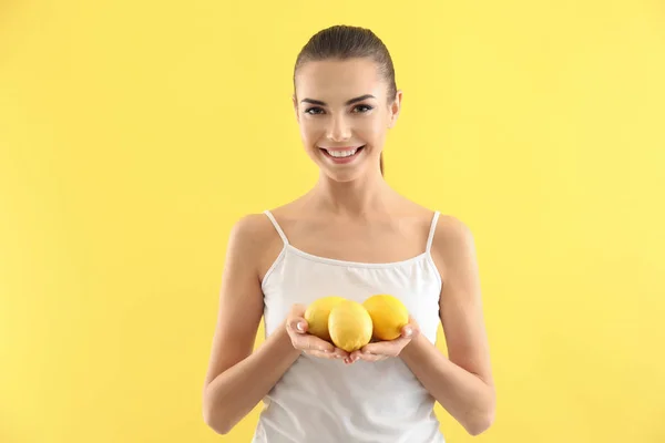 Красивая Молодая Женщина Спелыми Лимонами Цветном Фоне — стоковое фото