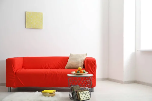 Salón Interior Con Cómodo Sofá Rojo — Foto de Stock