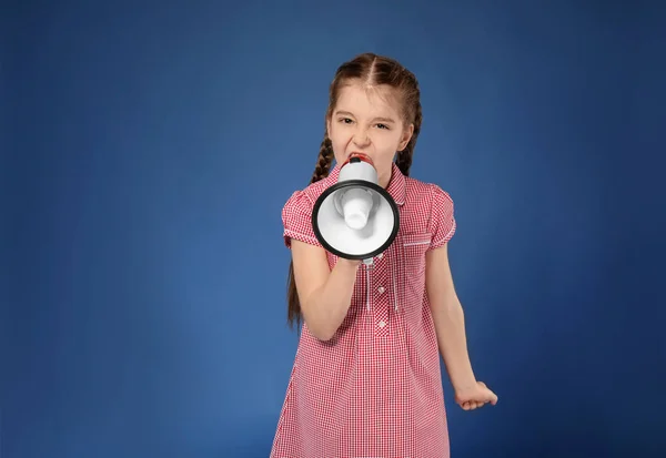 Menina Pequena Emocional Gritando Megafone Fundo Cor — Fotografia de Stock