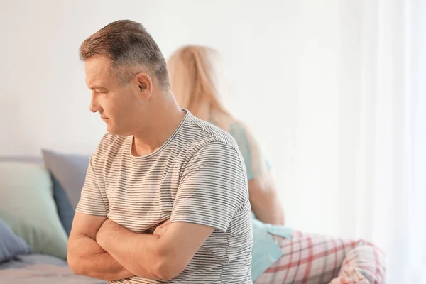 Pareja mayor con problemas en la relación en la cama — Foto de Stock