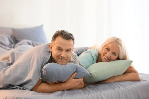 Äldre par i sängen tillsammans — Stockfoto