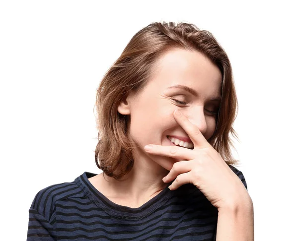 Porträtt av leende kvinna på vit bakgrund — Stockfoto