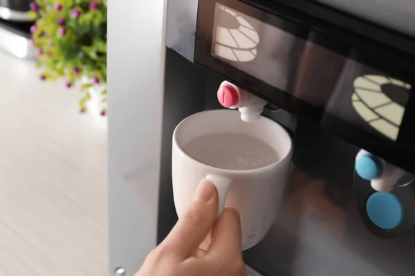 Mujer llenando taza de enfriador de agua, primer plano — Foto de Stock