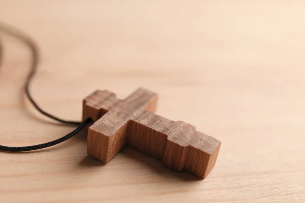Kreuz auf Holzgrund — Stockfoto