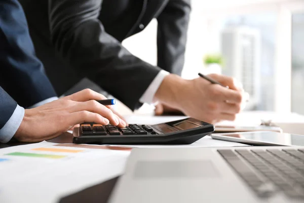 Jóvenes trabajando en la oficina. Concepto de servicio de consultoría —  Fotos de Stock