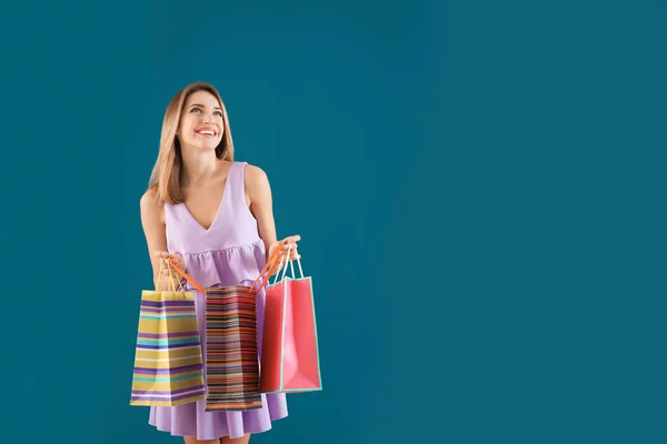 Mujer Joven Feliz Con Bolsas Compras Fondo Color — Foto de Stock