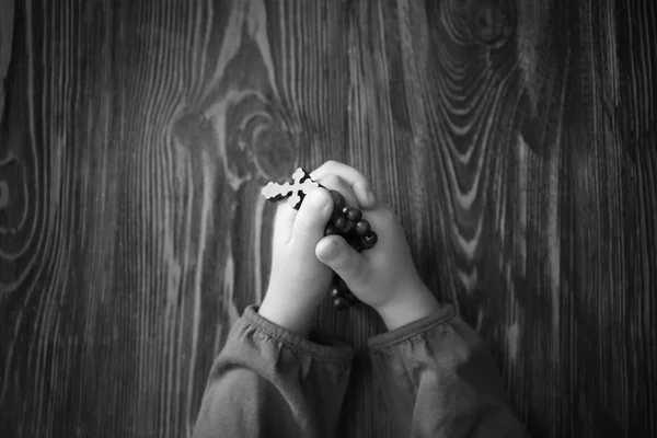 Niño religioso rezando en la mesa, tonificado en blanco y negro —  Fotos de Stock