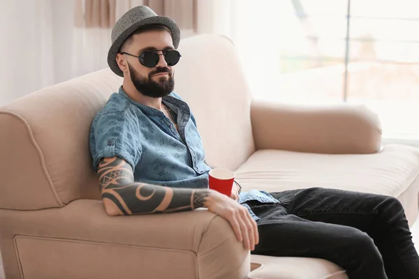 Portret Van Knappe Hipster Stijlvolle Outfit Binnenshuis — Stockfoto