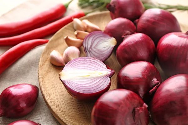 Plaat Met Rijpe Rode Uien Tafel — Stockfoto