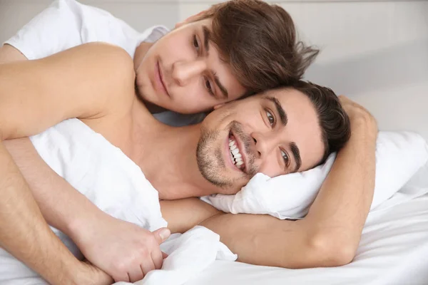 Giovane coppia gay sdraiato a letto a casa — Foto Stock