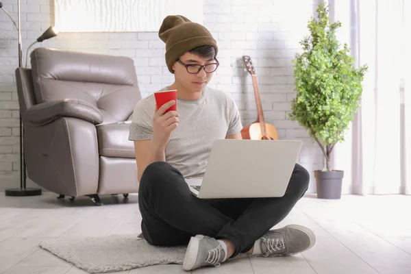 Portrait de beau hipster avec ordinateur portable à l'intérieur — Photo