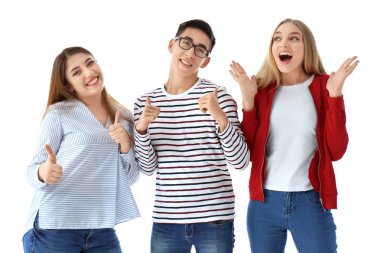 Beyaz arka plan üzerinde genç gülümseyen insanlar