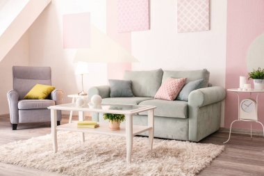 Oturma odası iç rahat kanepe ve masada zarif lamba ile