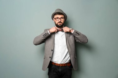 Renk arka plan üzerinde şık kıyafeti yakışıklı hipster portresi