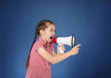 Megafon renk arka plan üzerinde içine bağırarak duygusal küçük kız