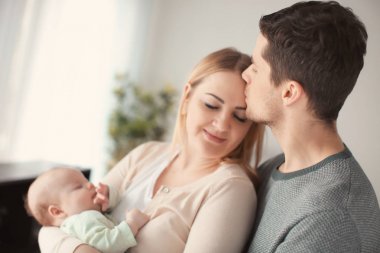 Evde uyuyan bebek ile anne