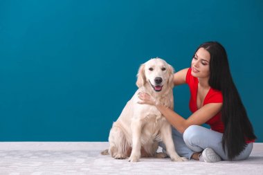 Genç kadın ile köpek kapalı. Evde beslenen hayvan ve sahibi arasındaki dostluk