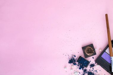 Profesyonel makyaj sanatçı kozmetik renk arka plan üzerinde ile kompozisyon