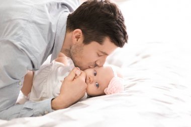 Genç Baba ve onun bebek evde yatakta