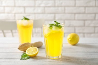 Masada taze limonata bardakları