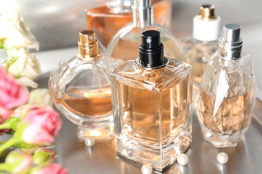 Metal tepsi parfüm şişeleri tablo ile