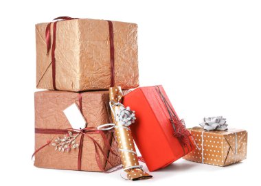 Beyaz arka planda güzel hediye kutuları