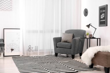 Modern lamba masa ve rahat koltuk oturma odası iç