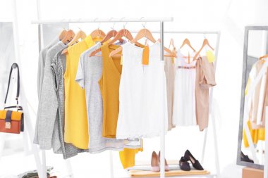 Modern dükkanda farklı kadın giyim