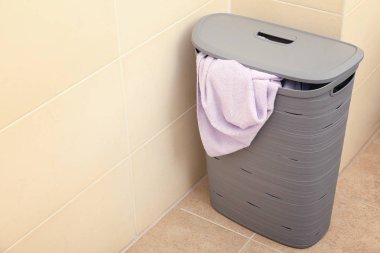 Banyoda yerde kirli havlu ile çamaşır sepeti