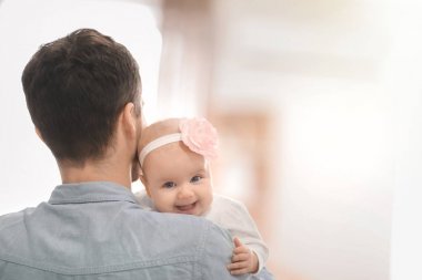 Onun şirin bebek evde ile genç Baba