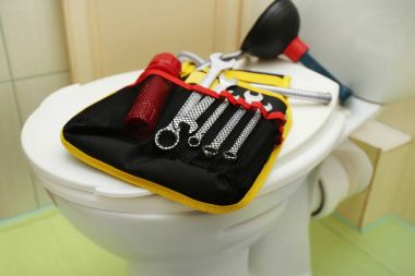 Tuvalet koltuk kapağı kapalı tesisatçı 's araçları