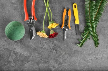 Gri arka plan üzerinde Çiçek çiçekçi ekipmanla