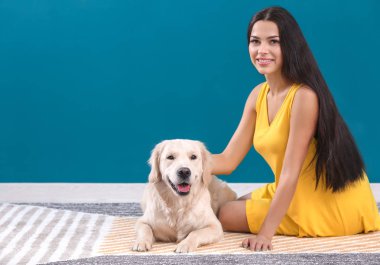 Genç kadın ile köpek kapalı. Evde beslenen hayvan ve sahibi arasındaki dostluk