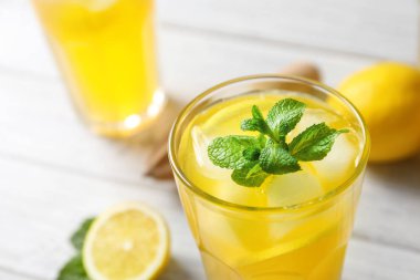 Masada bir bardak taze limonata.