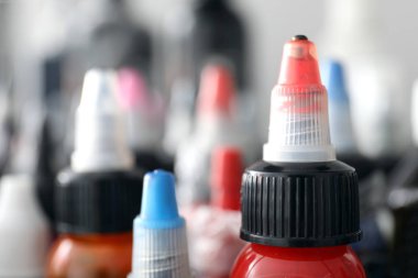 Mürekkep portre dövme salonda birçok şişe