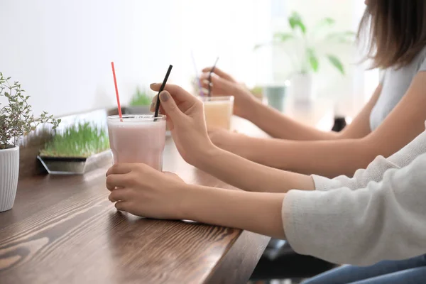 Mujeres Jóvenes Con Batidos Proteínas Bar Deportivo — Foto de Stock